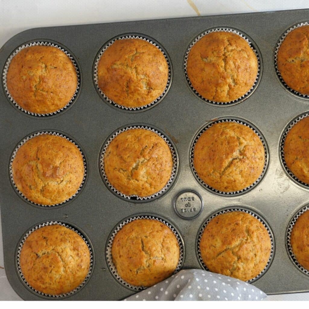 how to make banana nut muffins: bake the muffins