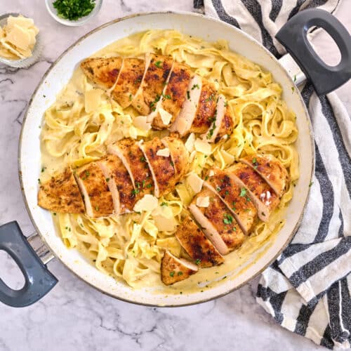 30-Minute Quick & Easy Chicken Alfredo! 19 thefoodieblogger chicken alfredo 1
