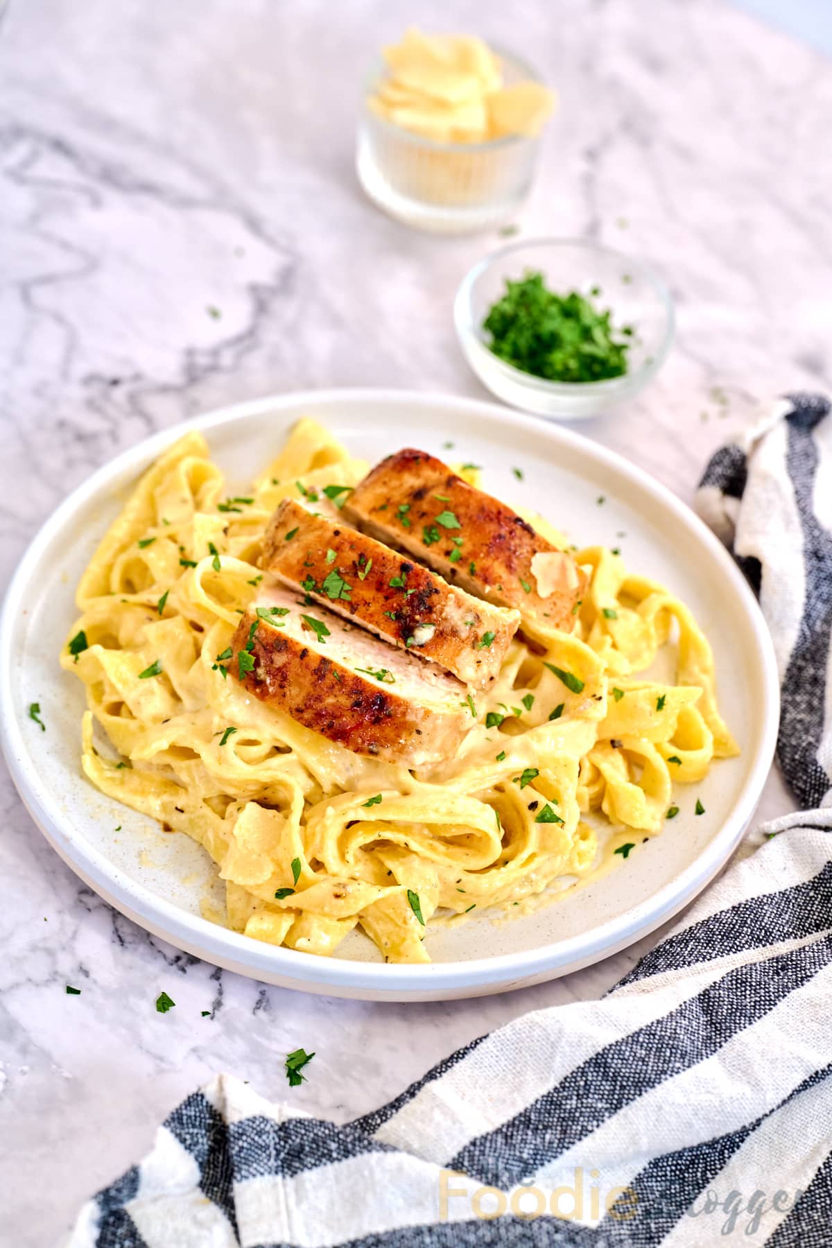 30-Minute Quick & Easy Chicken Alfredo! 16 thefoodieblogger chicken alfredo 2