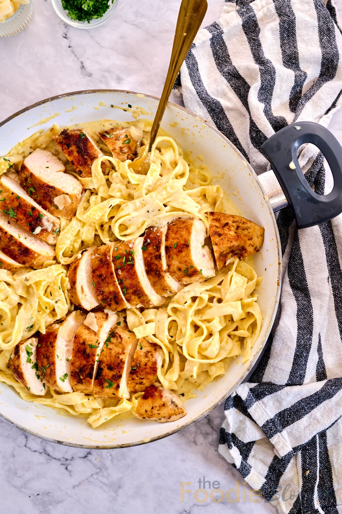 30-Minute Quick & Easy Chicken Alfredo! 17 thefoodieblogger chicken alfredo 3