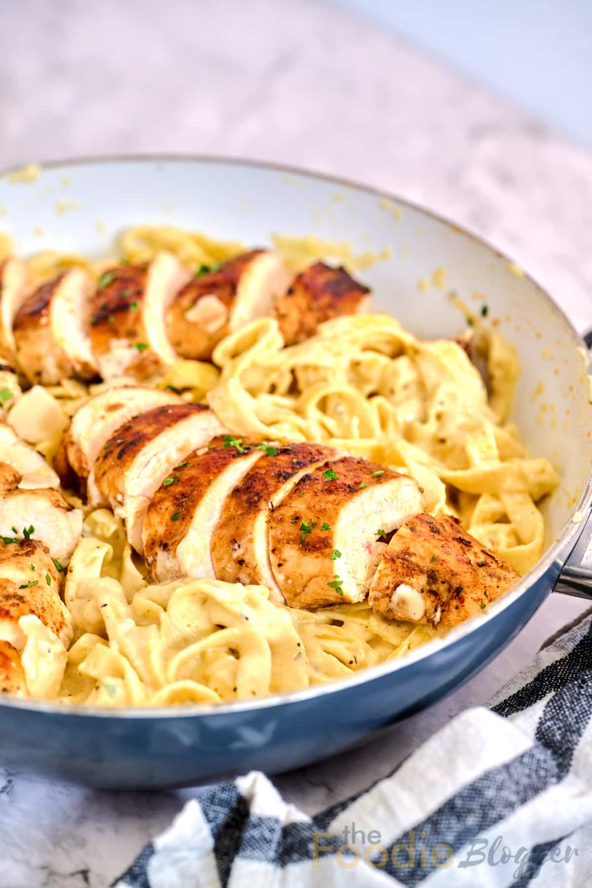 30-Minute Quick & Easy Chicken Alfredo! 18 thefoodieblogger chicken alfredo 4