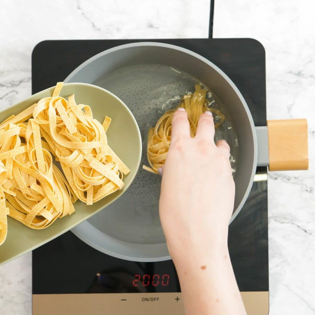 30-Minute Quick & Easy Chicken Alfredo! 12 thefoodieblogger how to make chicken alfredo 10
