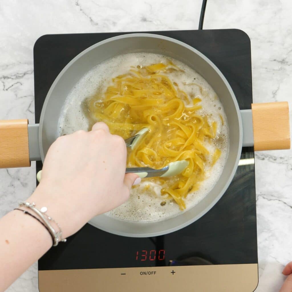 30-Minute Quick & Easy Chicken Alfredo! 13 thefoodieblogger how to make chicken alfredo 11