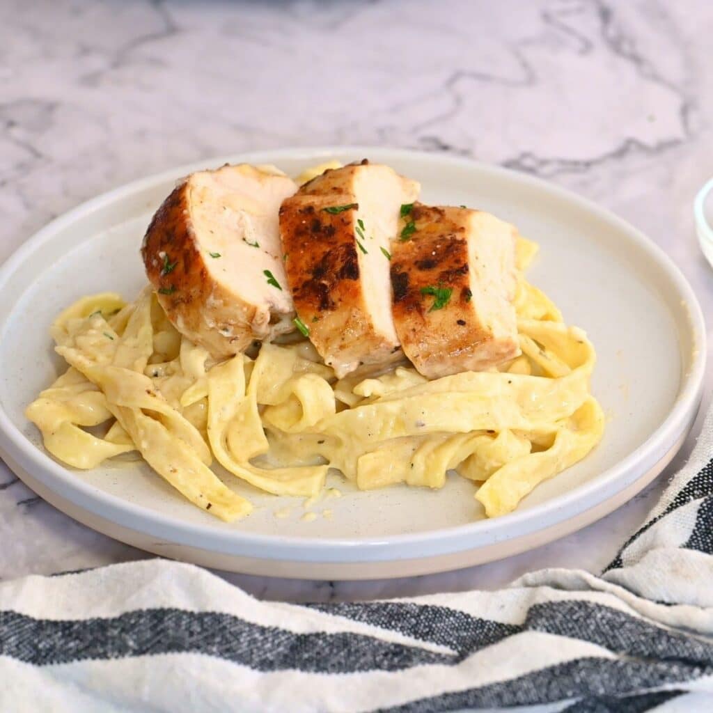 30-Minute Quick & Easy Chicken Alfredo! 15 thefoodieblogger how to make chicken alfredo 13