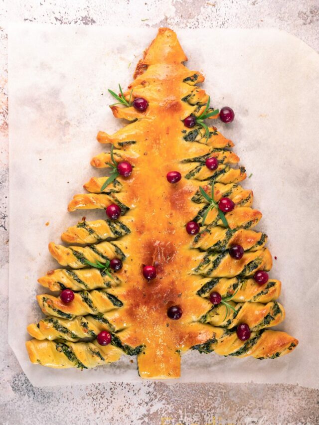 Spinach Dip Christmas Tree Breadsticks Recipe!🎄