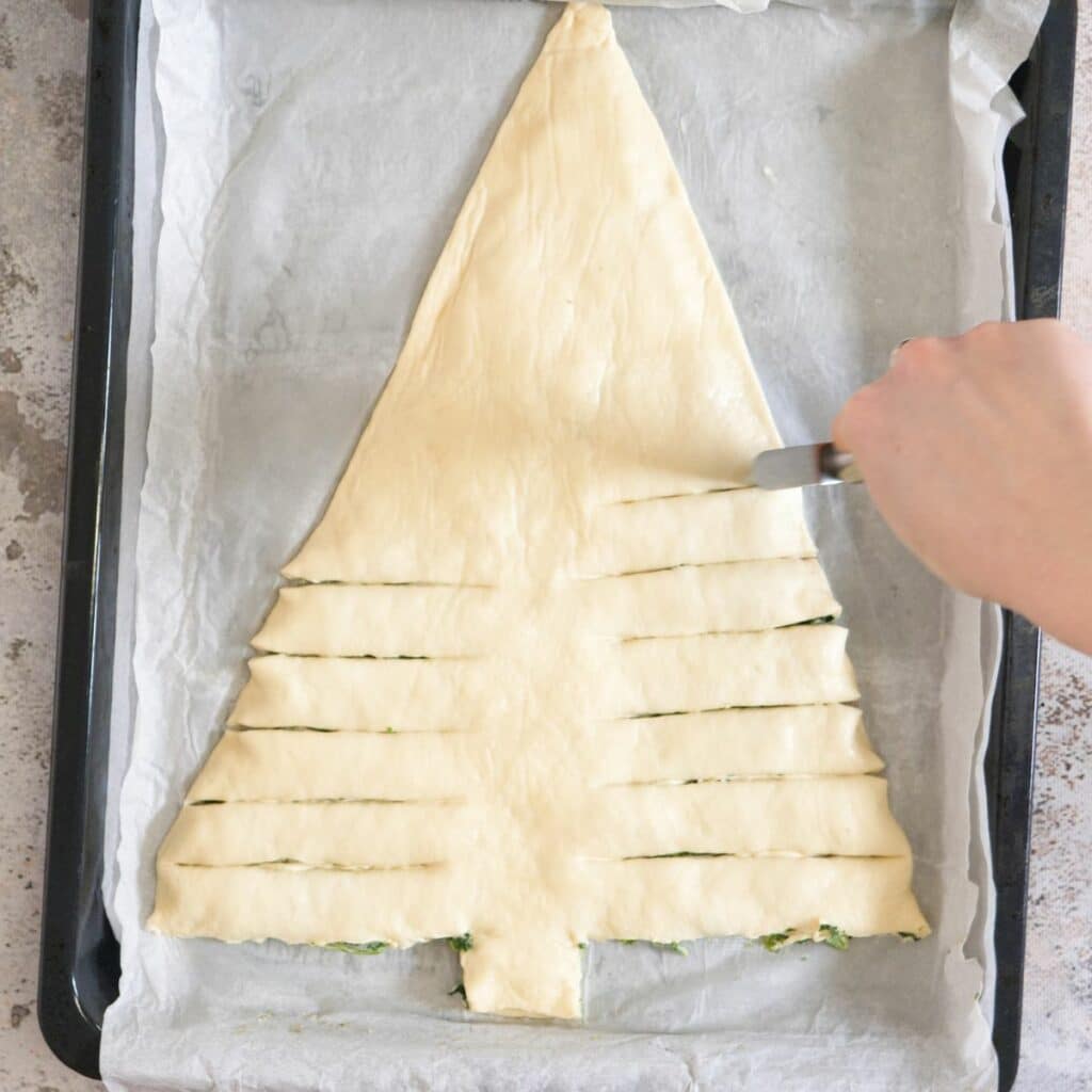 Christmas Tree Spinach Dip Breadsticks 10 thefoodieblogger How To Make Christmas Tree Spinach Dip Breadsticks 7