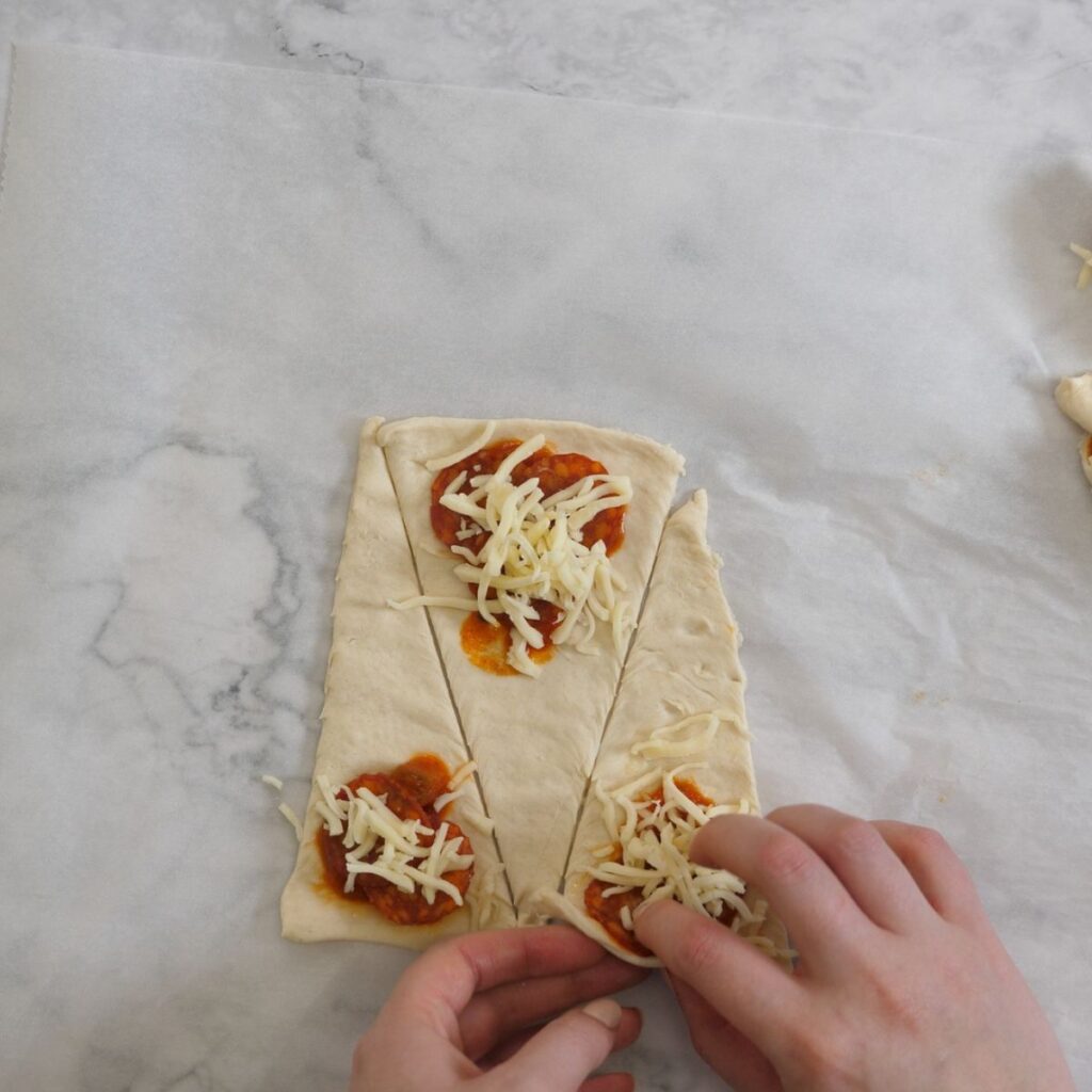 Easy Pepperoni Crescent Rolls 7 Easy Pepperoni Crescent Rolls 3